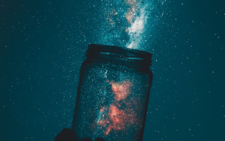 Vintergatan i en glasburk. Foto: Rakicevic Nenad från Pexels