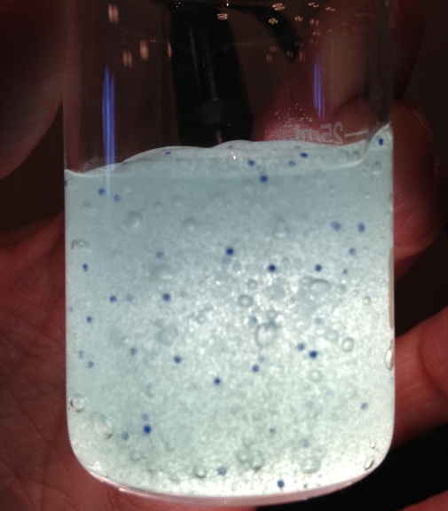 Mikroplaster återfinns bland annat i produkter som duschkrämer.