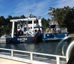 Electra i Uttervik intill kustbevakningens fartyg