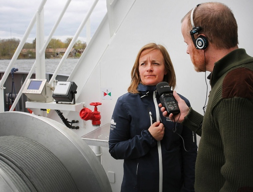 Mikroplaster ligger högt på regeringens agenda och Marie Löf är en av Östersjöcentrums experter på ämnet. Här intervjuad av Sveriges Radio. Foto: Henrik Hamrén
