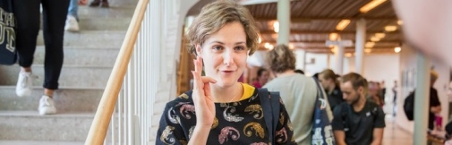 A woman doing sign language Photo: Niklas Björling