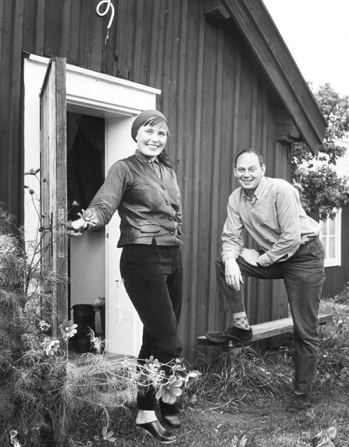 Bengt-Owe och AnnMari Jansson utanför Snickarboden på Askölaboratoriet 1964.