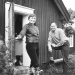 Bengt-Owe och AnnMari Jansson utanför Snickarboden på Askölaboratoriet 1964.